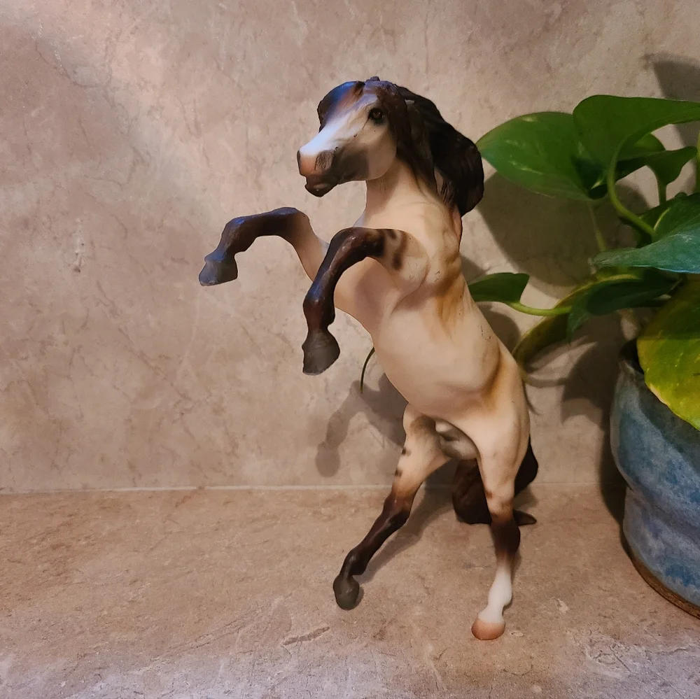 Breyer Sombra Classic Cocoa Dun Bi-Colored Eyes Messenger Series - Picture 5 of 5